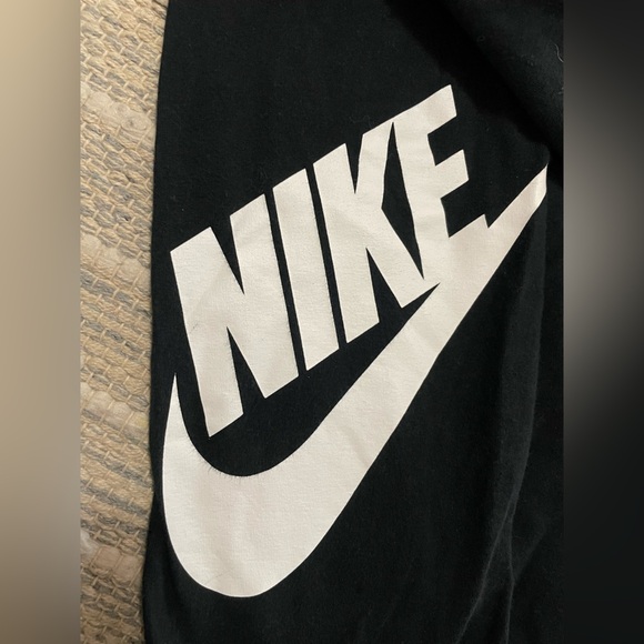 Nike size small 3/4ths cropped legging - Picture 5 of 5